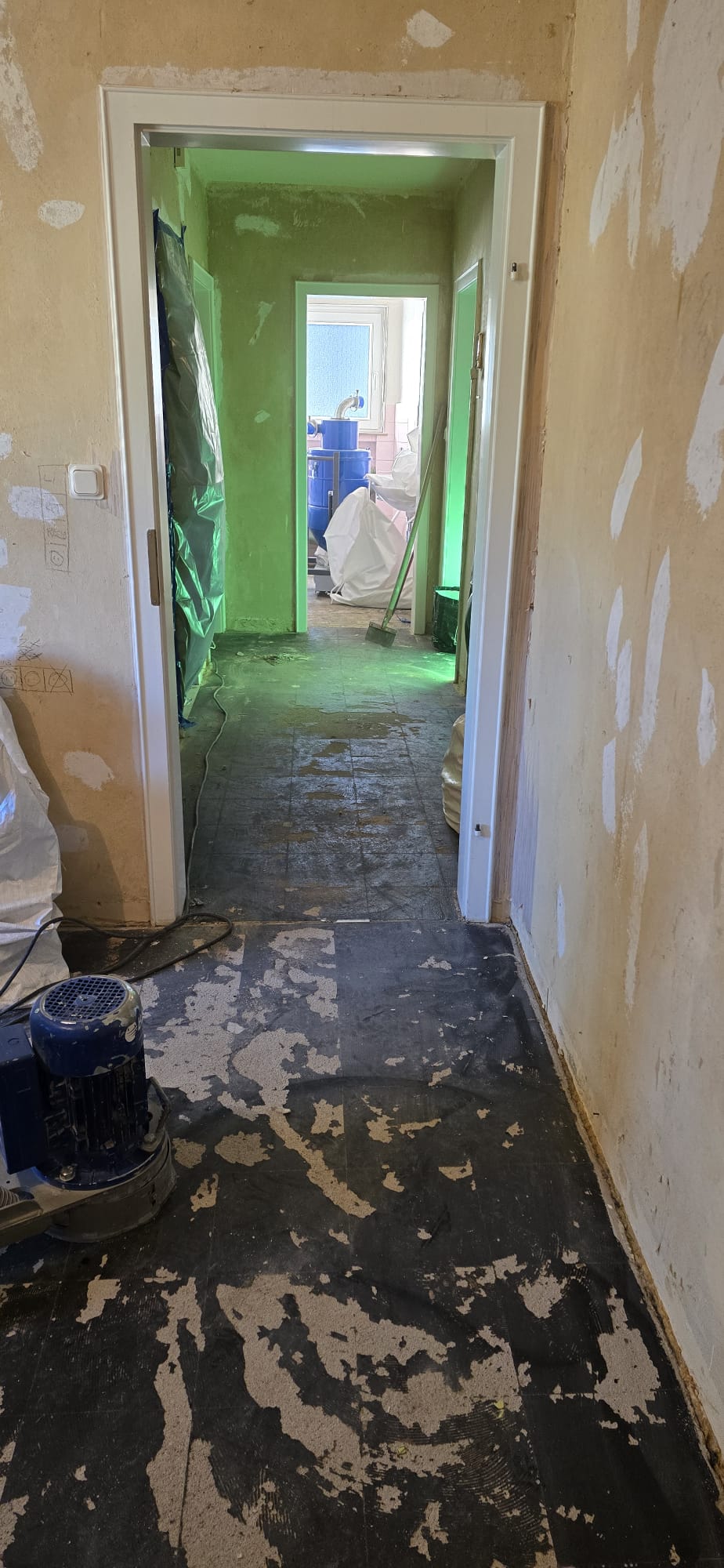 Ein Raum, in dem die Floor-Flex-Platten bereits fachmännisch entfernt worden sind