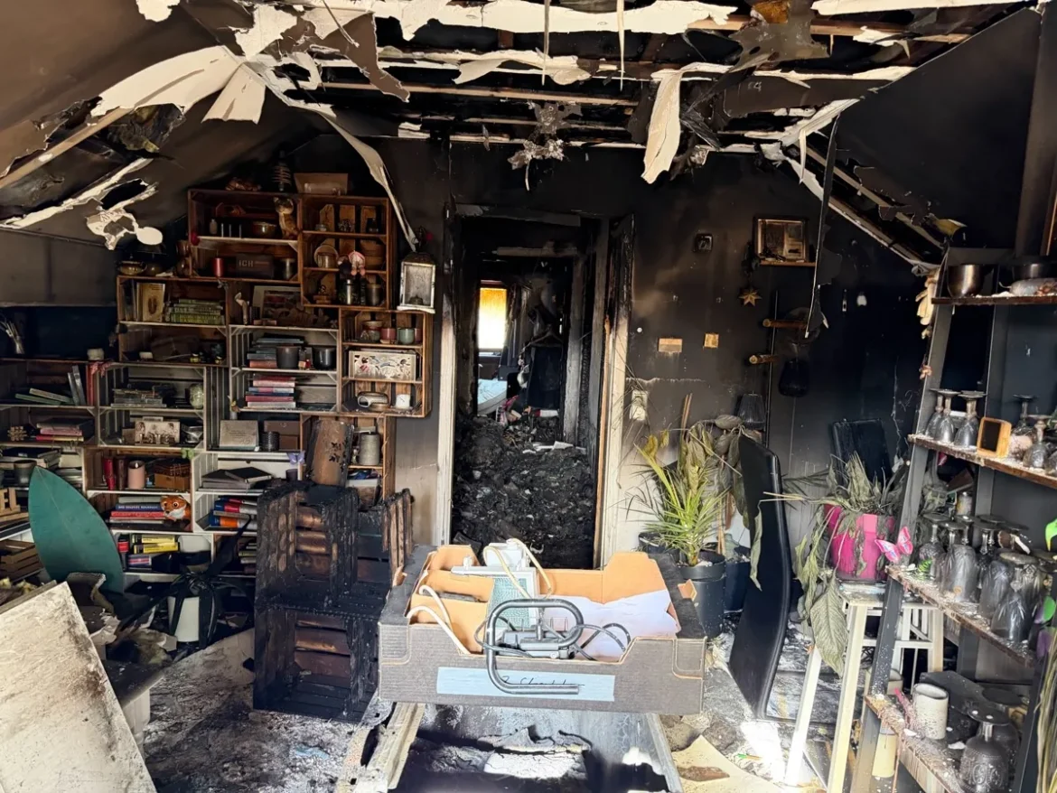 Durch Feuer und Ruß zerstörter Wohnraum mit verkohlter Decke vor der Brandschadensanierung