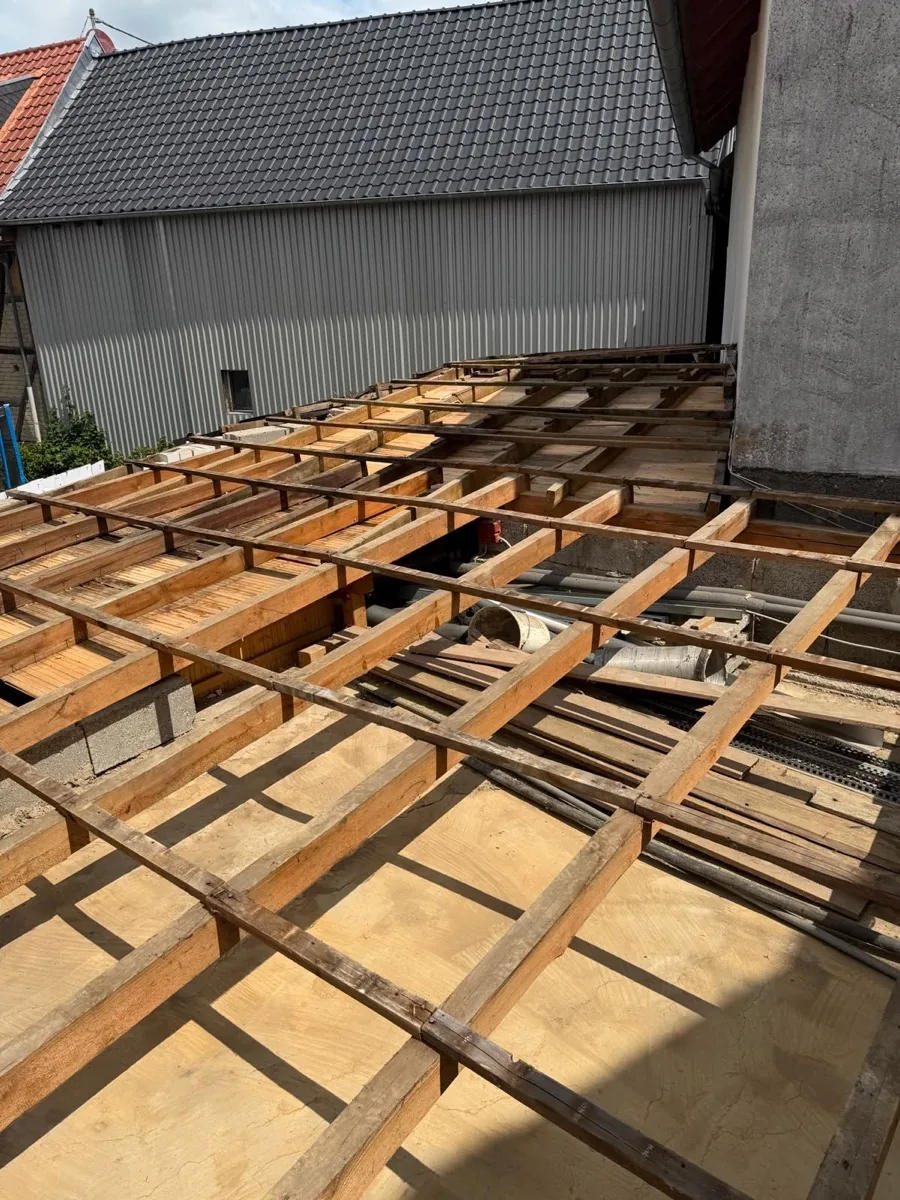Freigelegte Dachlattung eines Gebäudes nach der Demontage asbesthaltiger Wellplatten