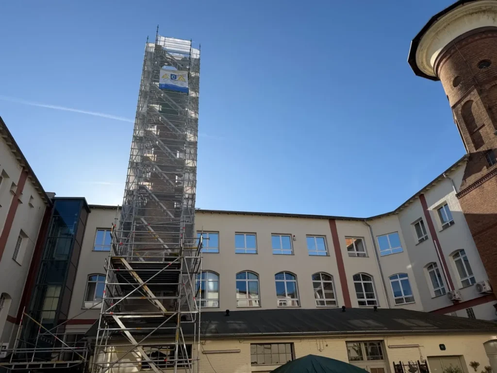 Eingerüsteter Industrieschornstein mit Banner der SCA Dienstleistung GmbH vor dem Handabbruch